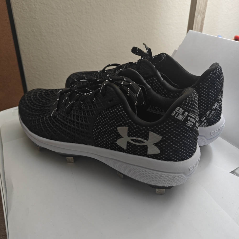 Under Armour Black Athletic Shoes with Modern Design
